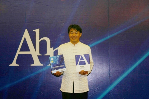 안철수연구소 오석주 대표가 새롭게 출시한 V3 IS 2008 Platinum을 소개하고 있다. 