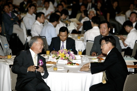 손경식 대한상공회의소 회장과 김영주 산업자원부 장관이 30일(목) 오후 상의회관 국제회의장에서 개최된 ‘지식서비스산업협의회 창립회의’에 앞서 담소를 나누고 있다.
