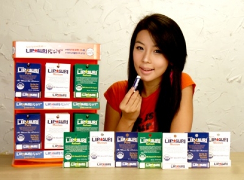 중외제약(대표 이경하)은 30일 국내 최초 유기농 입술보호제 ‘립수리’를 출시하고 본격적인 마케팅활동에 돌입했다. ‘립수리’는 미국 농림부(USDA)로부터 유기농 제조공정을 인증받은 원료로만 제조됐기 때문에 장기간 사용해도 안전한 제품이다.