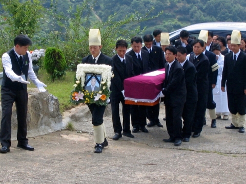 효원라이프장례서비스 직원들이 전화접수 후 행사진행을 하고 있다.