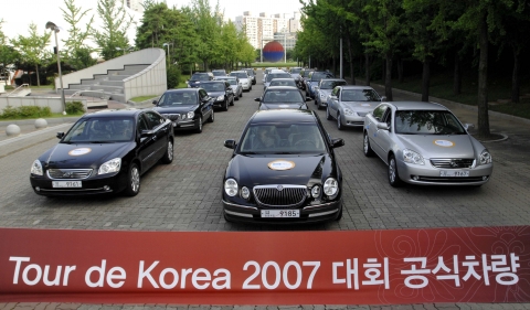 기아차, 사이클 황제 랜스 암스트롱에 뉴오피러스 제공