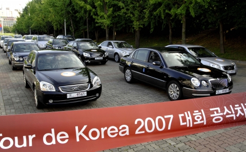 기아차, 사이클 황제 랜스 암스트롱에 뉴오피러스 제공
