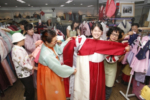 직원들로부터 기증받은 600여벌의 한복 판매에 나선 ‘아름다운 가게’모습