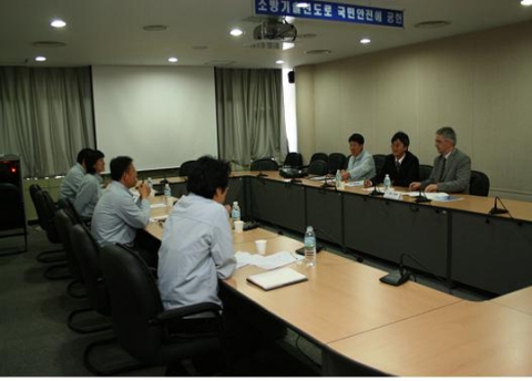 지난 4월 국제소방기술심포지엄을 마치고 공사를 방문한 SP의 인가손 박사