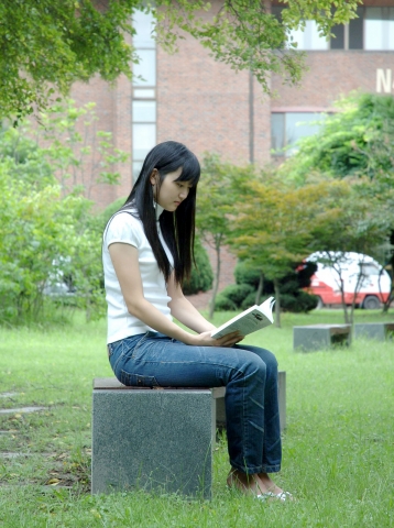 책 읽는 KAIST 여학생 스케치 사진