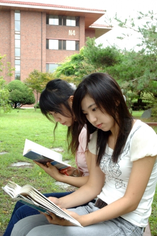 책 읽는 KAIST 여학생 스케치 사진