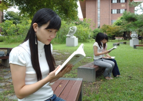 책 읽는 KAIST 여학생 스케치 사진