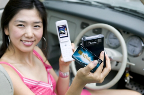 LG텔레콤(사장 정일재(丁一宰) / www.lgtelecom.com)은 오는 10일부터 모바일 하이패스인 패스온(PassON) 서비스를 런칭한다. 차안에서 블루투스 기능을 이용하여