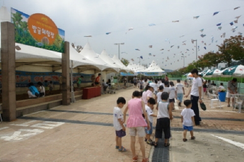 발굴체험 학습장에서 어린이들이 공룡화석을 발굴하고 있다.