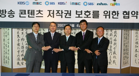 4일 63빌딩에서 있은 협약식에서 김철수 KBSi 대표, 하동근 iMBC 대표, 이남기 SBSi 대표, 최휘영 NHN 대표, 석종훈 Daum 대표(좌측부터)가 협약 체결 후 손을 