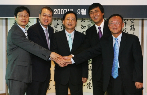 4일 63빌딩에서 있은 협약식에서 김철수 KBSi 대표, 하동근 iMBC 대표, 이남기 SBSi 대표, 최휘영 NHN 대표, 석종훈 Daum 대표(좌측부터)가 협약 체결 후 손을 