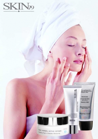 피부에 직접 수분을 공급하는 것도 하나의 방법이 될 수 있다. SKIN79 ‘화이트 워터 드롭 에센스’는 보습력이 뛰어나 피부를 촉촉하게 유지시켜주며 화이트닝 효과도 있어 피부를 깨끗하게 가꿔준다.