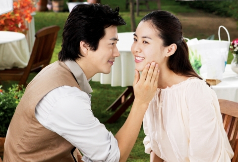 권상우가 더페이스샵의 가을 TV CF에서 연인 역할을 맡은 내추럴뷰티 진 정주희의 얼굴을 만지며 “여자의 물은 지켜주는 거야”라고 속삭이고 있다.