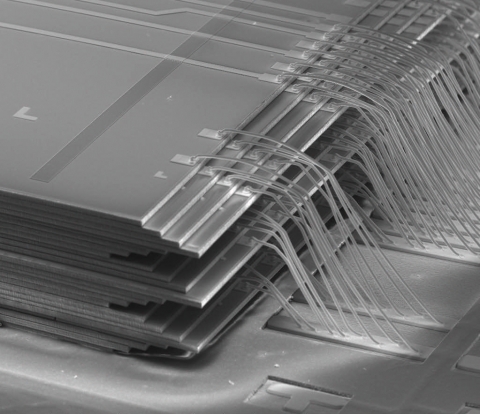 하이닉스반도체가 세계 최초로 개발한 24단 낸드 플래시 멀티칩패키지의 전자 현미경 사진. 칩을 계단형으로 쌓는 등 독자적인 기술을 적용, 초박형 고용량 제품을 만드는 데 성공했다.