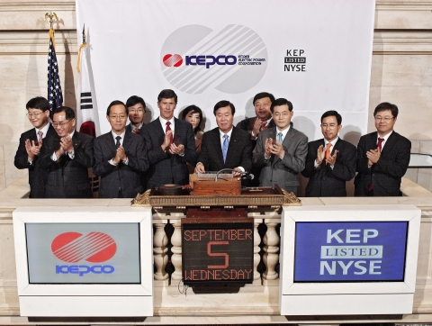 타종식 행사(Closing bell ceremony). 사진 맨 앞줄 오른쪽으로 세번째 김경근 총영사, 네번째  이원걸 한국전력 사장, 다섯번째 John Thain(존 데인)뉴욕 