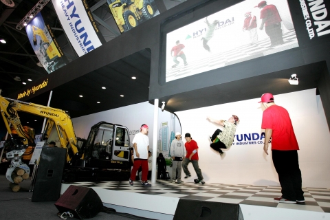 현대중공업이 9월 6일 경기도 일산 한국국제전시장에서 열린「2007 한국국제건설기계전」에서 장비 전시와 함께 장비의 역동적인 움직임을 연상케 하는 비-보이의 공연을 펼치고 있다.
