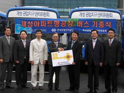 김칠두 한국산업단지공단 이사장(사진 오른쪽에서 세번째)은 6일 오전 11시 개성공단 내 개성아파트형공장 현장에서 북측 근로자 출․퇴근 지원을 위한 통근버스(10대) 기증