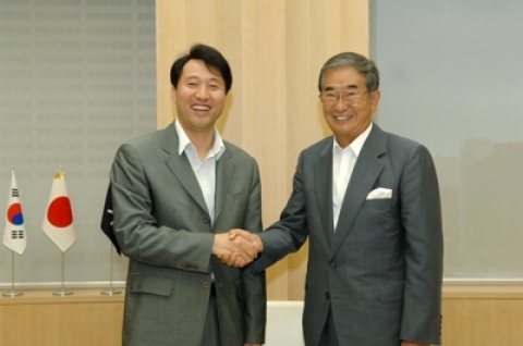 오세훈 서울시장이 이시하라 신타로 동경지사를 만나 악수를 나누고 있다
