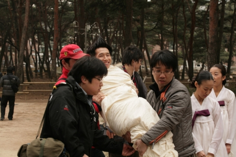 ‘두 얼굴의 여친’ 봉태규, 온몸으로 달마도 그리는 인간붓 되다