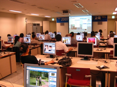 정보화교육에 열중하고 있는 포항시공무원들