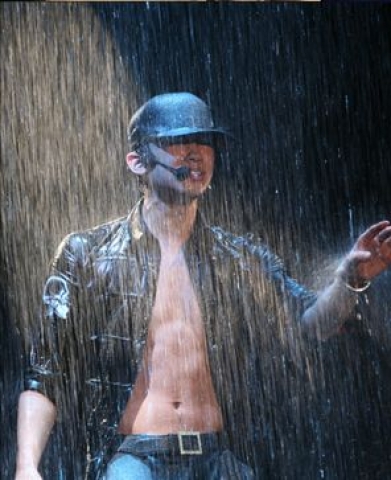 이민우 VS 비, 공연 중 상반신 노출에 모자쓴 모습 닮은꼴