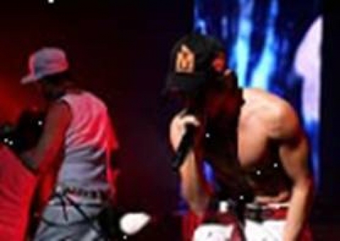 이민우 VS 비, 공연 중 상반신 노출에 모자쓴 모습 닮은꼴