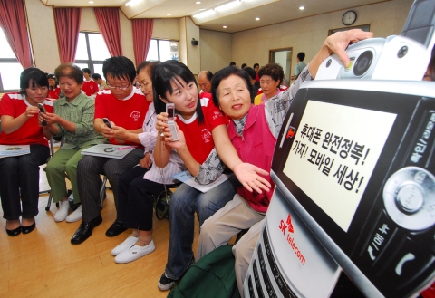 10일, 강서노인종합복지관에서 열린 ‘어르신 휴대폰 활용교육' 에서 할아버지, 할머니들이 SK텔레콤 대학생 자원봉사단(써니)과 구성원 자원봉사자들의 도움을 받아 휴대전화 