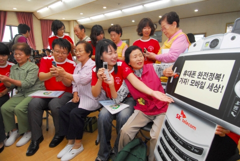 10일, 강서노인종합복지관에서 열린 ‘어르신 휴대폰 활용교육' 에서 할아버지, 할머니들이 SK텔레콤 대학생 자원봉사단(써니)과 구성원 자원봉사자들의 도움을 받아 휴대전화 