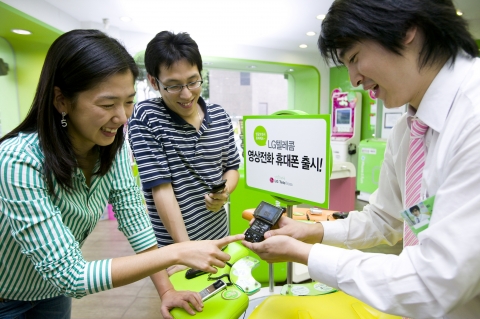 EV-DO Rev.A 단말기를 이용, 영상전화 서비스를 이용하고 있는 모습.