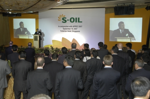 10일 APPEC(아시아태평양석유회의) 전야제로 싱가포르 플러튼 호텔에서 열린 S-OIL 주최 리셉션에서 사미르 A. 투바이엡 CEO가 세계 각국의 석유산업 관계자 1,000 여명에게 환영사를 하고 있다.
