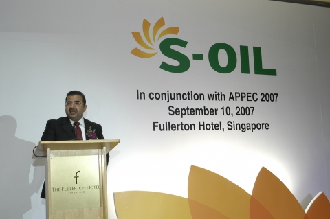 10일 APPEC(아시아태평양석유회의) 전야제로 싱가포르 플러튼 호텔에서 열린 S-OIL 주최 리셉션에서 사미르 A. 투바이엡 CEO가 세계 각국의 석유산업 관계자 1,000 여명에게 환영사를 하고 있다.
