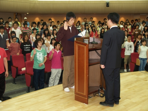9월 10일 국제어학원 대강의실에서 열린 2007년 2학기 EZ프로그램 입소식에서 입소생 선서를 하고 있다.