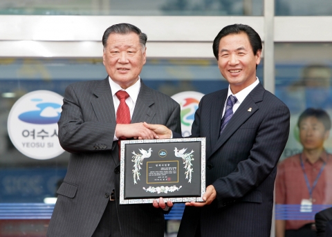 여수시는 2012 여수 세계박람회 유치위원회 명예위원장인 정몽구 현대·기아차 회장을 '명예 여수시민'으로 위촉했다. 11일(화), 여수시청에서 열린 명예시민증 전