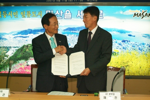 KT와 마산시가 11일 U-헬스 사업을 위한 업무제휴를 체결하고 있다. - 황철곤 마산시장(왼쪽)과 채종진 KT솔루션본부장(오른쪽) 