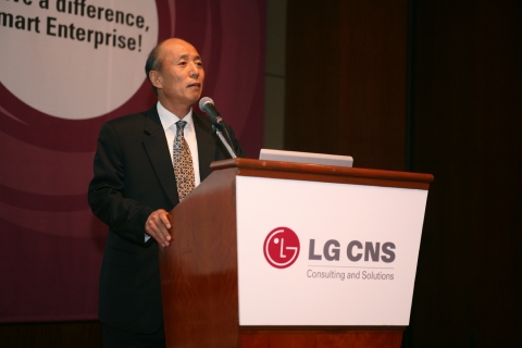 11일 삼성동 그랜드 인터컨티넨탈 호텔에서 열린 ‘LG CNS 2007 엔터프라이즈 솔루션 페어’에서 LG CNS 고현진 부사장이 환영사를 하고 있다.