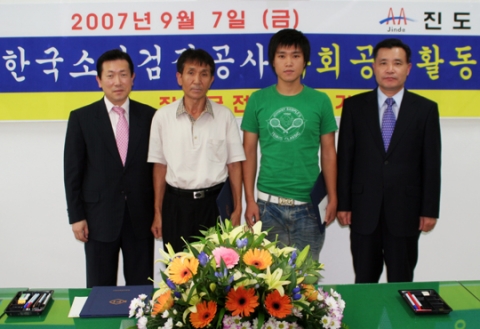장학금과 장학증서 전달 후 기념촬영