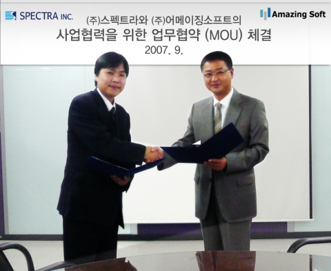양해각서를 교환하고 있는 스펙트라 박태준 대표이사(사진 우측)과 어메이징소프트 이수창 대표이사