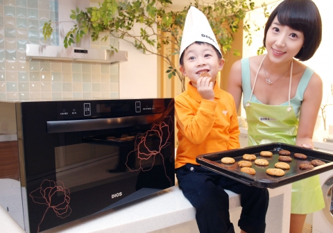간식도 명절음식도 디오스 광파오븐이면 OK~  엄마와 어린 아들이 LG전자 디오스 광파오븐으로 만든 웰빙 간식을 즐겁게 먹고 있다.