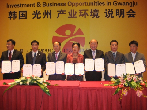 박 시장이 중국 청도에서 가진 투자환경설명회 후 청도의 대표적인 금형.자동차부품회사들과 투자양해각서(3건)를 체결하고 있다.