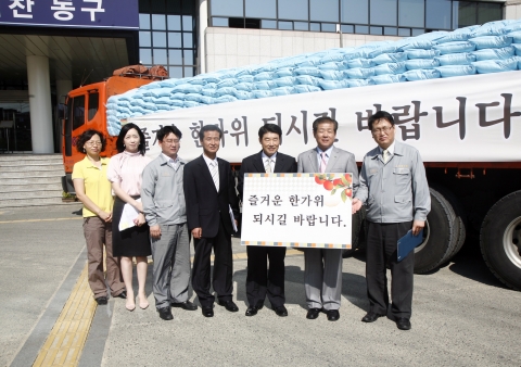 추석을 맞아 현대중공업 경영지원본부 박중순 상무(우측 2번째)가 정천석 동구청장(우측3번째)에게 불우이웃들에게 나눠 줄 쌀을 전달했다.