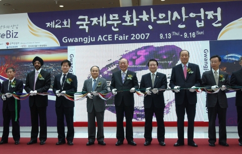 개막식 장면. 방송위원회 마권수 위원, 소니 엔터테인먼트 N.P Singh 부사장, 이매진아시안(Imaginasian Ent.) David Chu 부사장, KOTRA 홍기화 사장,