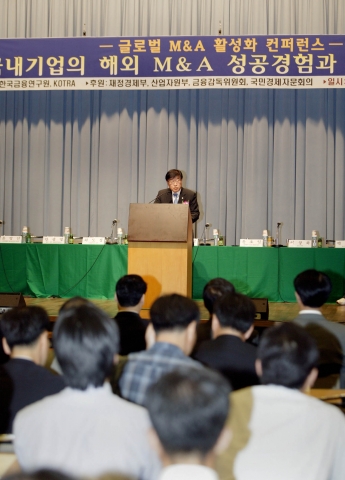 대한상공회의소가 13일 상의회관에서 개최한 ‘글로벌 M&A 활성화’ 컨퍼런스에서 김영주 산업자원부 장관이 축사를 하고 있다.