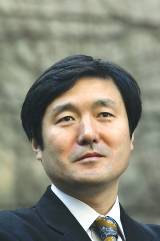 대중역사서 집필로 유명한 역사학자 이덕일 작가가 오는 18일 인터파크도서 독자 100명과 함께 ‘우리 역사 바로 잡기’ 강연을 갖는다.