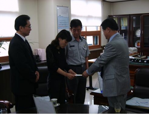 S-Oil 주식회사 수도권지역본부 정병흔 상무가 지난 8일 화재진압활동 중 순직한 경기 동두천소방서 고 이성우 대원의 유가족에게 위로금 3,000만원을 동두천소방서에서 전달했다.