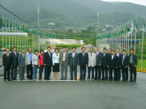 새마을운동발상지 기계면 문성리 새마을기게양 장면