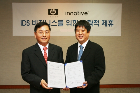 한국 HP 퍼스널시스템 그룹의 이홍구 부사장과 (주)이노티브의 김호민 대표가 IDS 비즈니를 위한 전략적 제휴를 맺고 있다. 