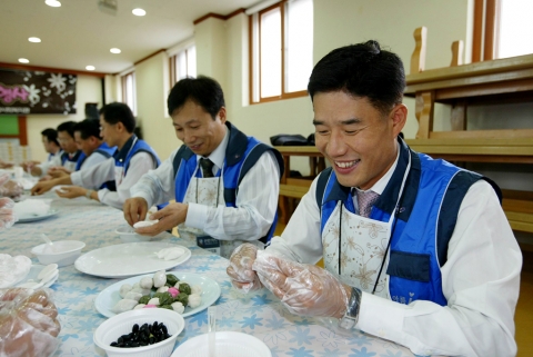 LG카드와 신한카드의 부서장으로 구성된 봉사단이 18일 영등포구 신길동에 위치한 영등포종합사회복지관에서 독거노인, 조손가정 등에 전달할 송편과 위문품을 준비하고 있다.