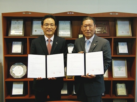 양해각서를 체결한 에듀윌 양형남 대표(좌)와 하우에듀의 정종덕 대표(우)