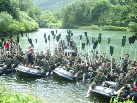 지난 6월 공기업 한국철도공사 주니어보드 300여명이 해병대캠프 수상훈련을 진행하고있다.