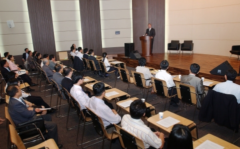 KOTRA ‘세계 문화와 비즈니스’ 강연회 참석자들이 인요한 박사의 ‘외국인이 본 한국인’ 강의를 듣고 있다. 